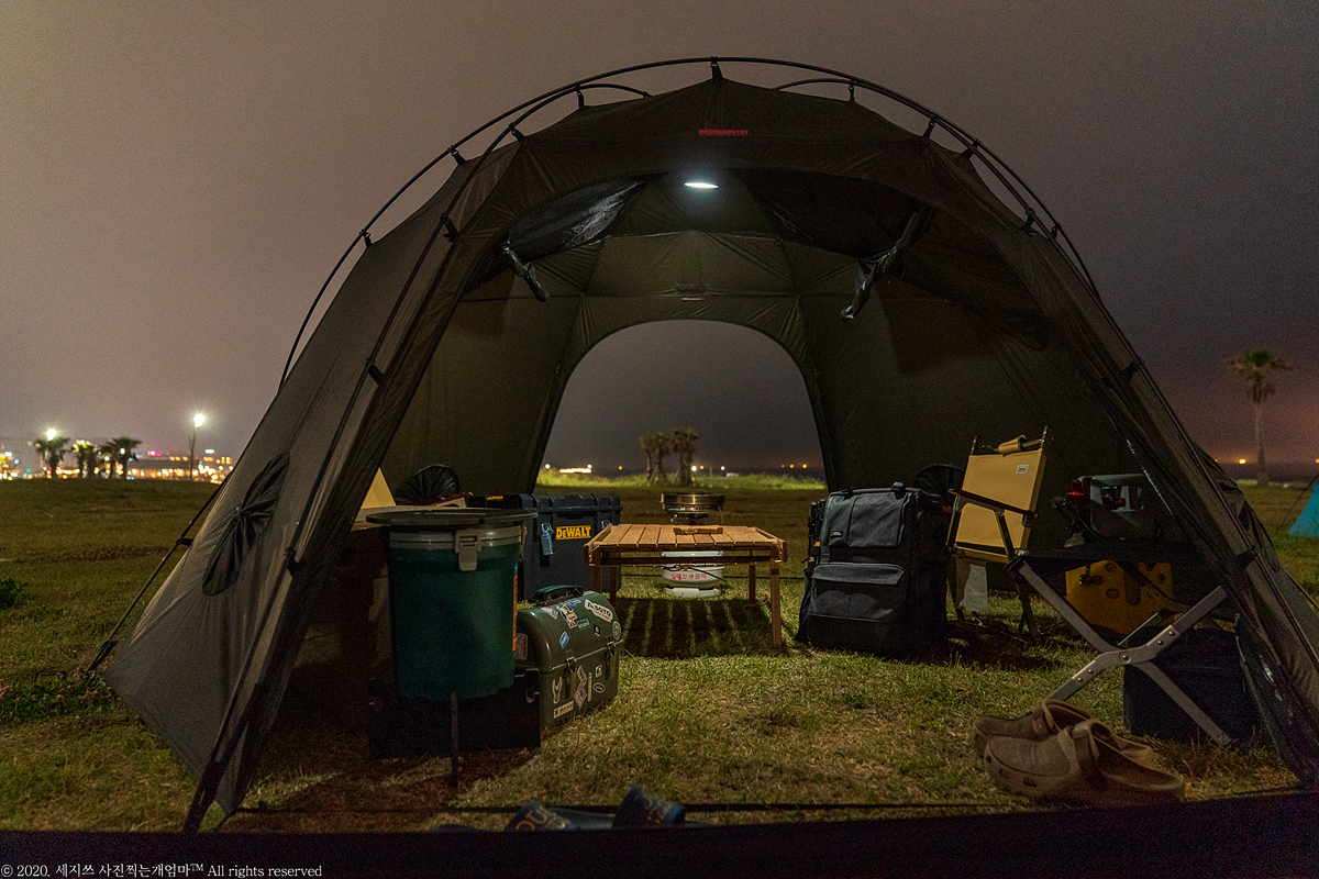 캠핑 텐트 속 가방