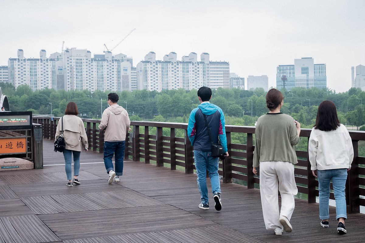 선유도 다리를 건너는 참가자