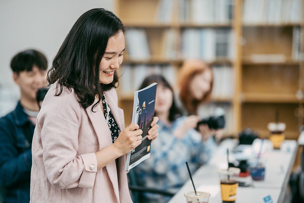잡지를 받아드는 세프4기
