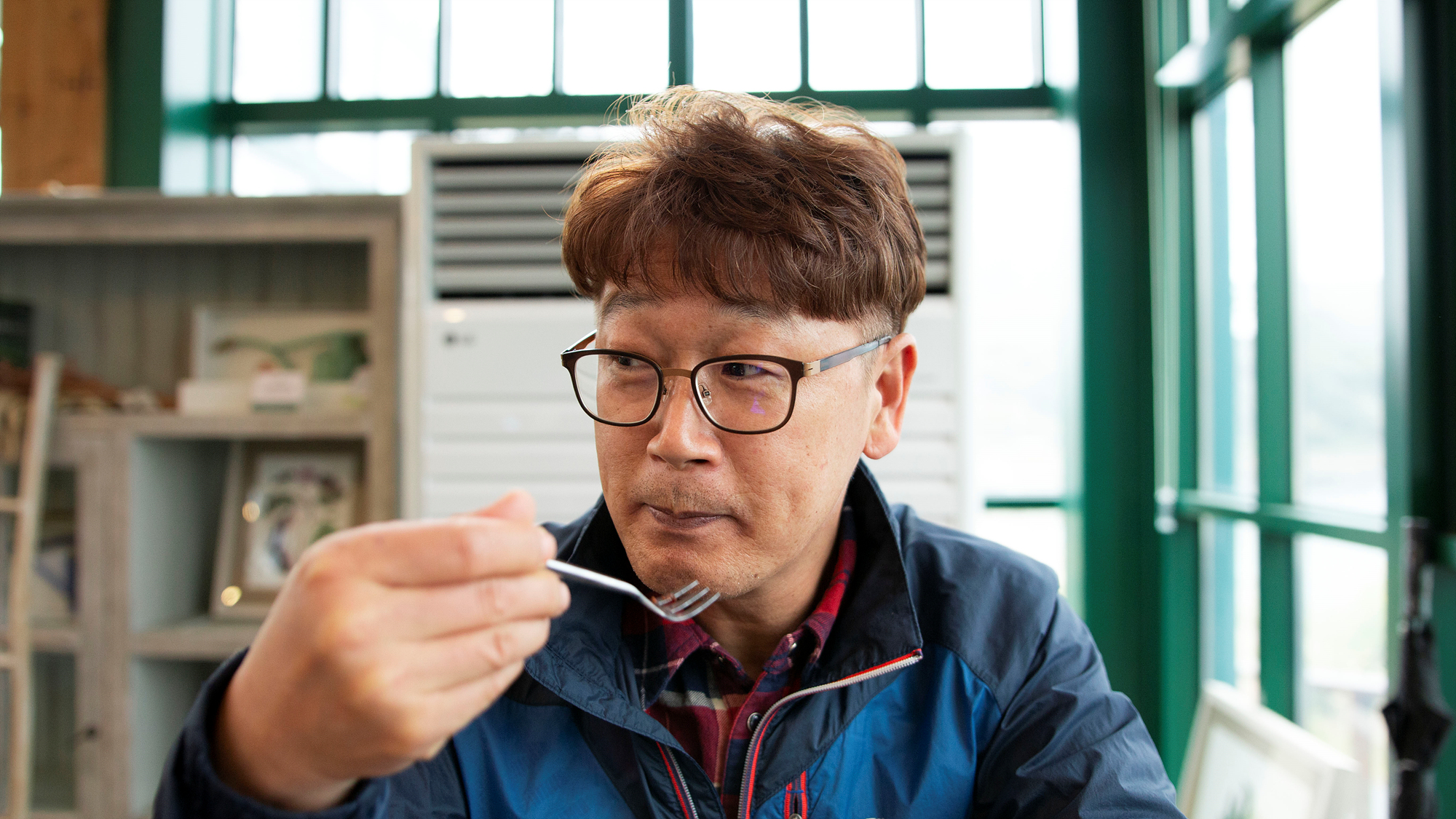 식사중인 남성