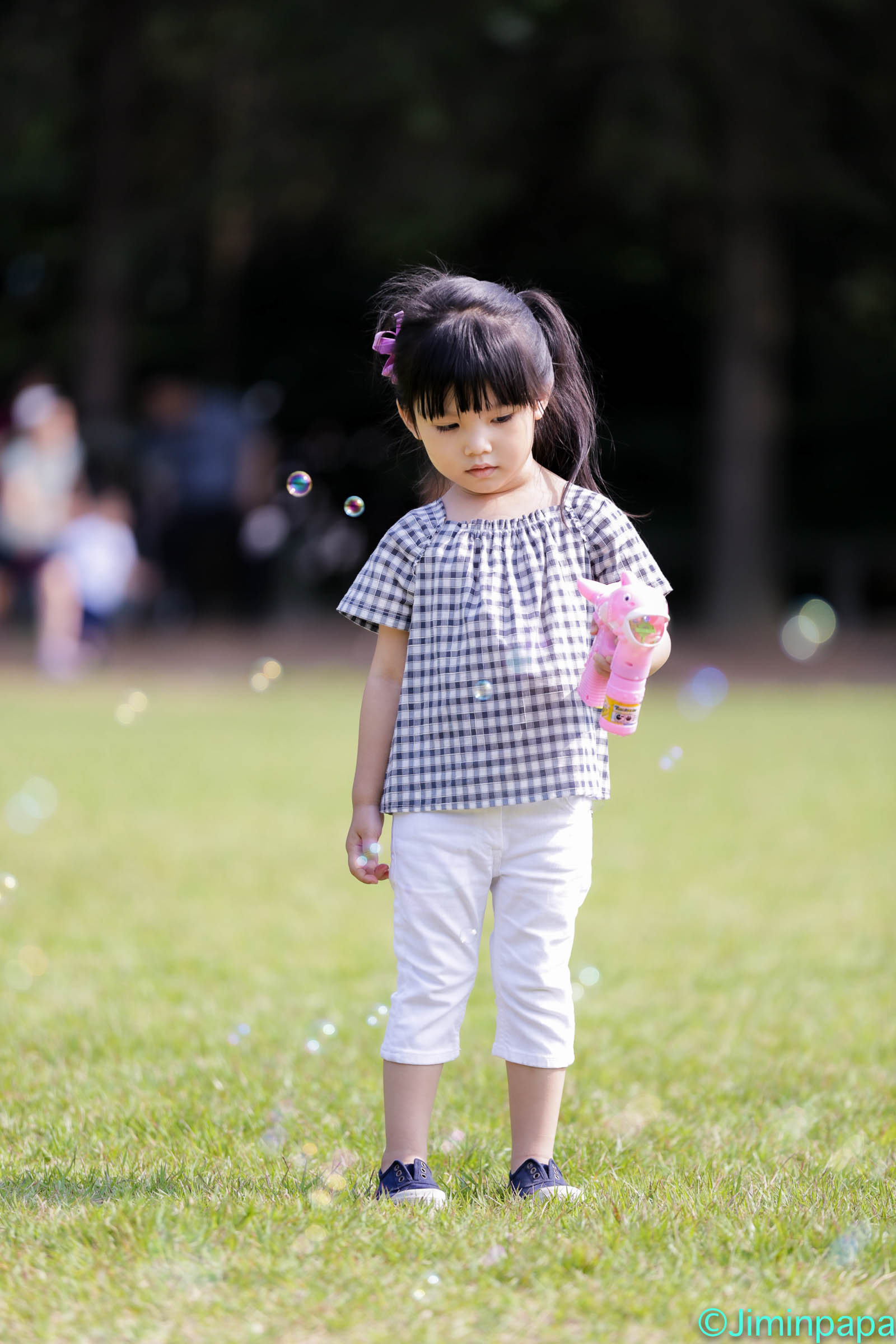 비누방울 놀이 중인 아이