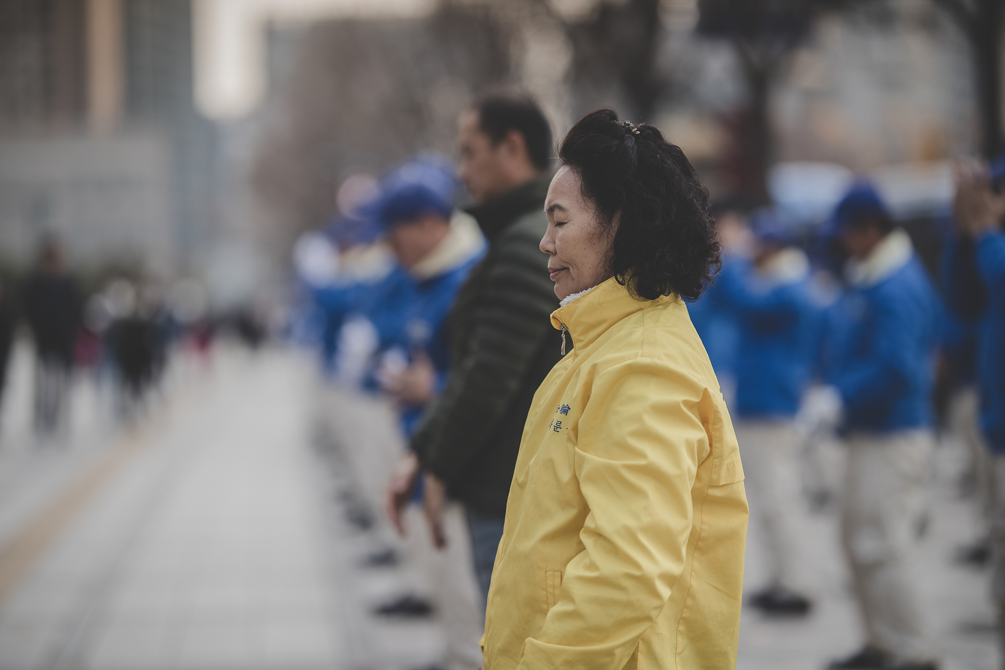 눈을 감고 수련하는 어른