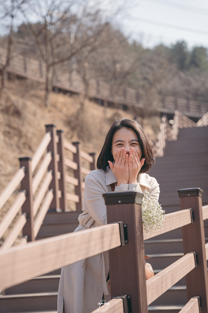 입을 가리고 웃는 여자