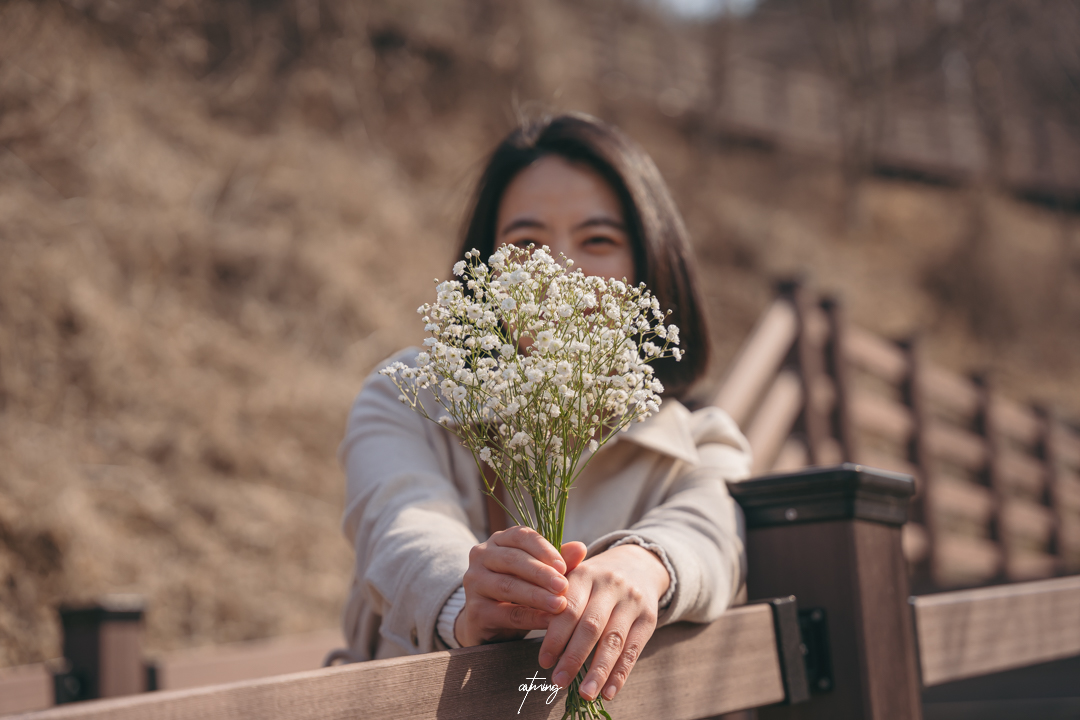 꽃으로 얼굴을 가린 여자