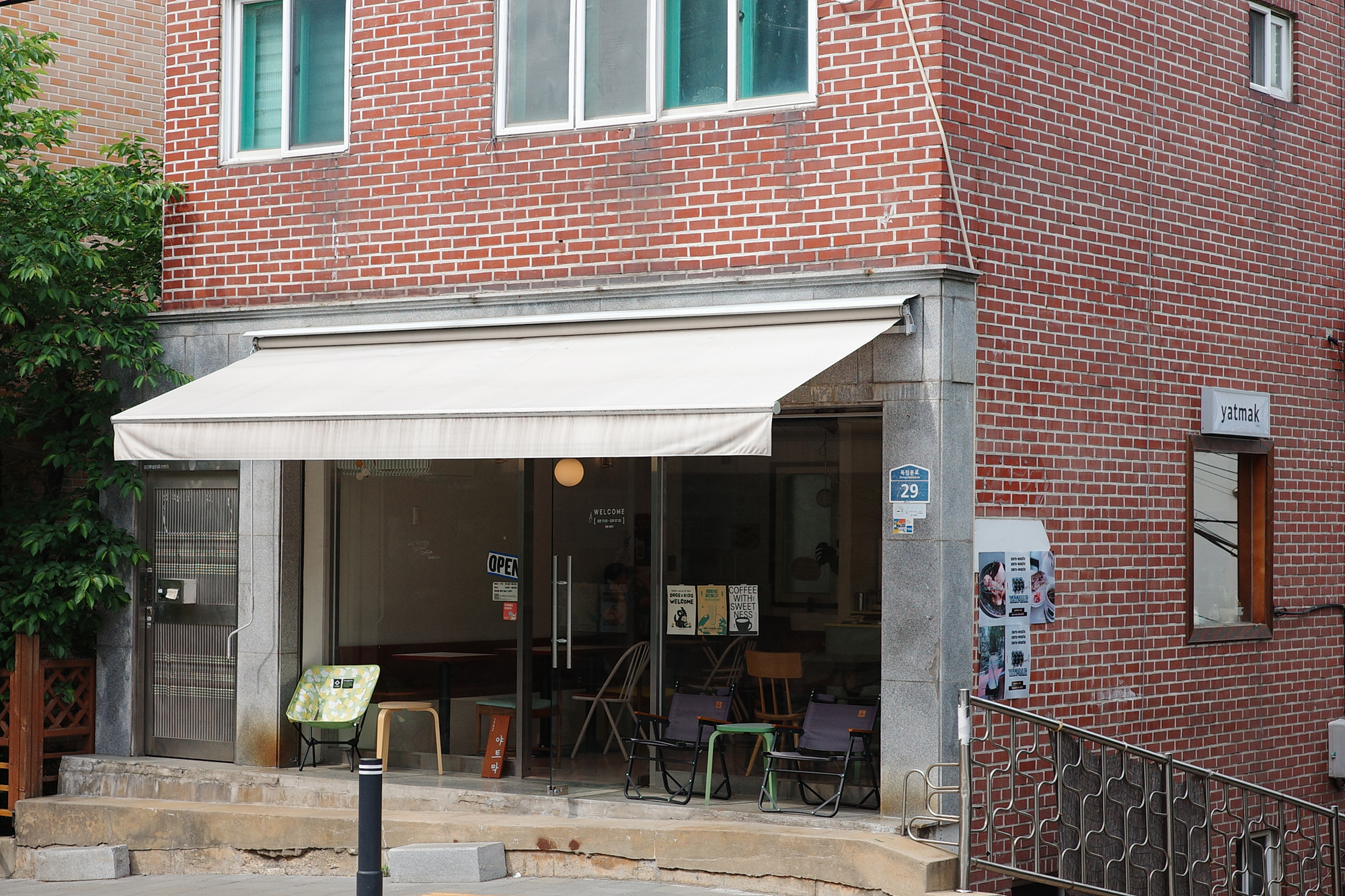 카페 야트막 전경