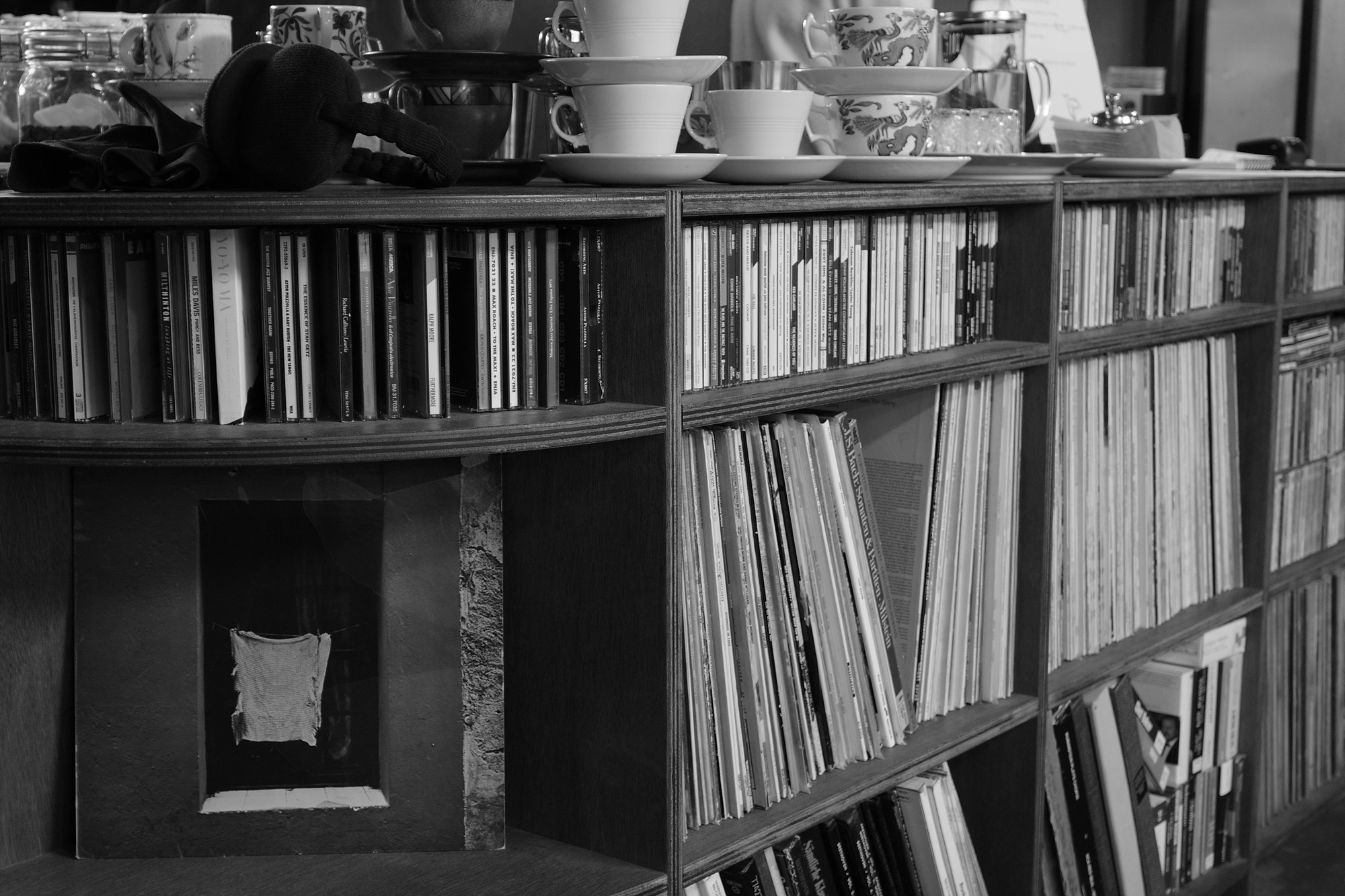 GR4 모노크롬으로 찍은 카페 내부 결과물 사진