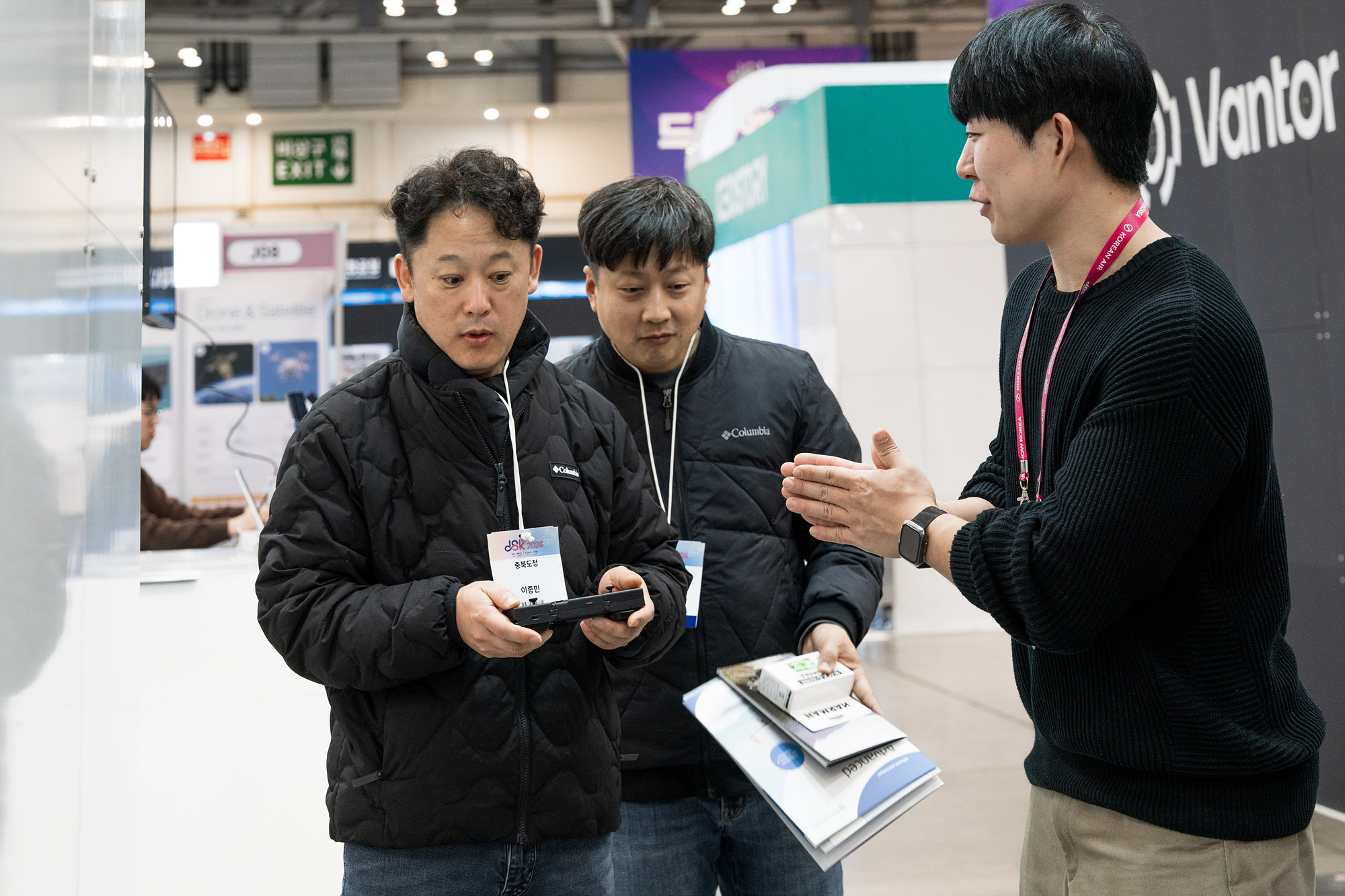 호버에어 HOVERAir 드론박람회 드론 체험 수동 조종으로 체험중인 모습