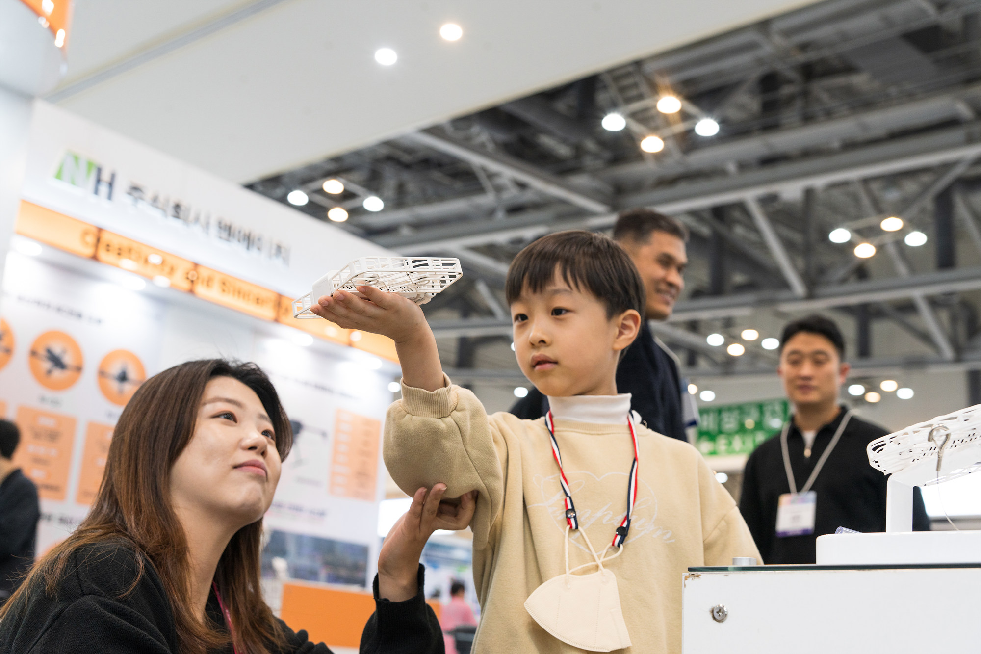 호버에어 HOVERAir 드론박람회 드론 체험중인 아이의 모습 쉬운 조작성