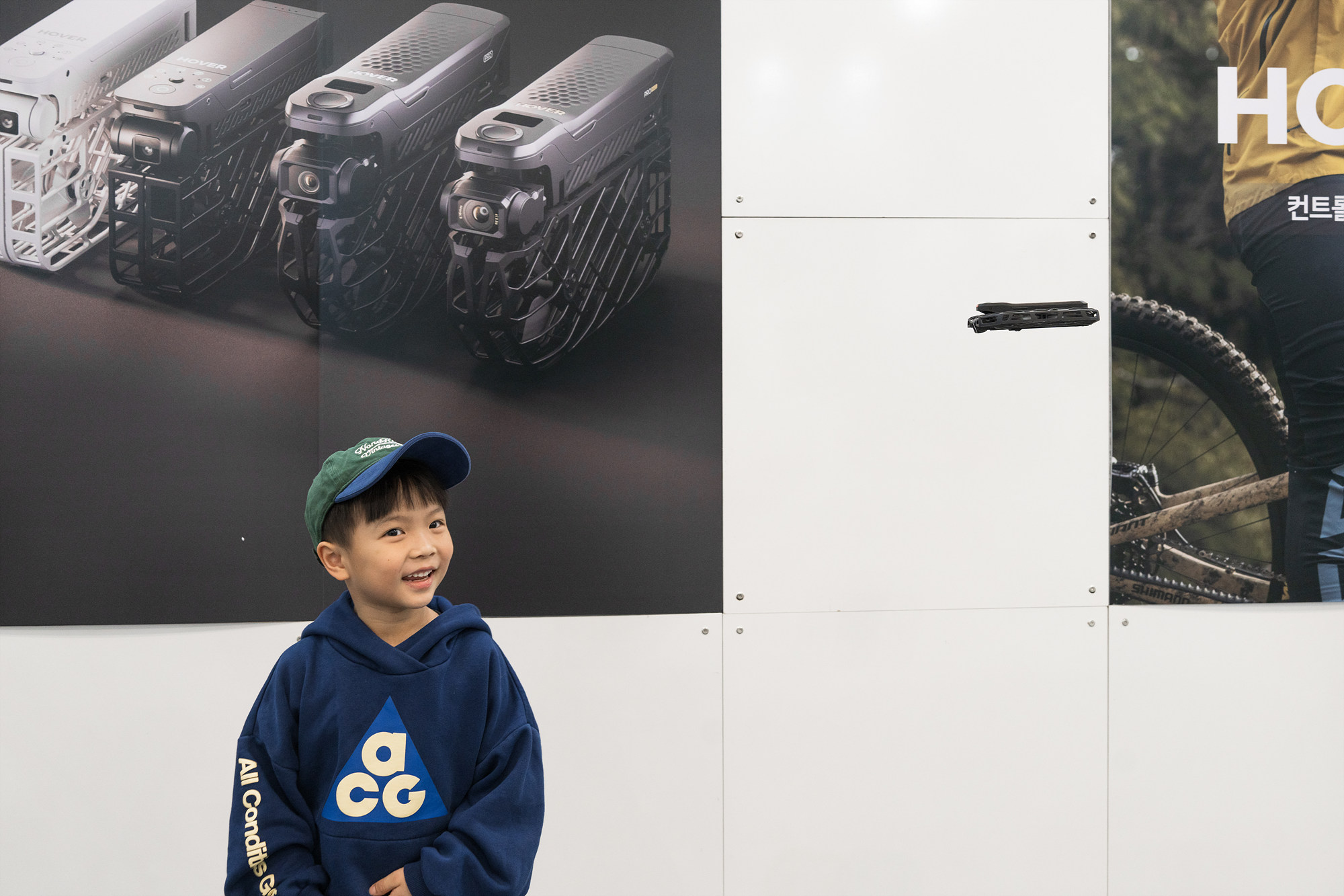 호버에어 HOVERAir 드론박람회 드론 체험중인 아이의 모습 쉬운 조작성