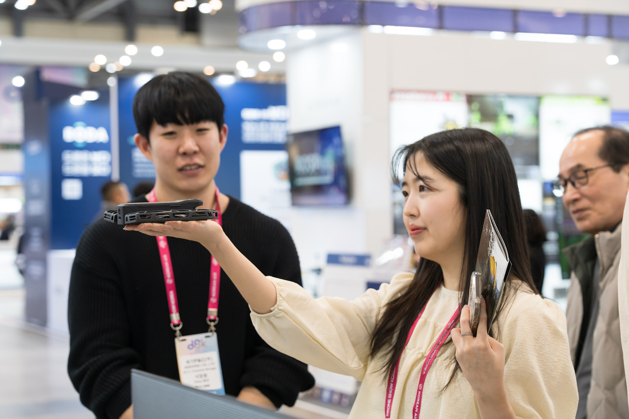 호버에어 HOVERAir 드론박람회 드론 체험중인 여성의 모습 쉬운 조작성