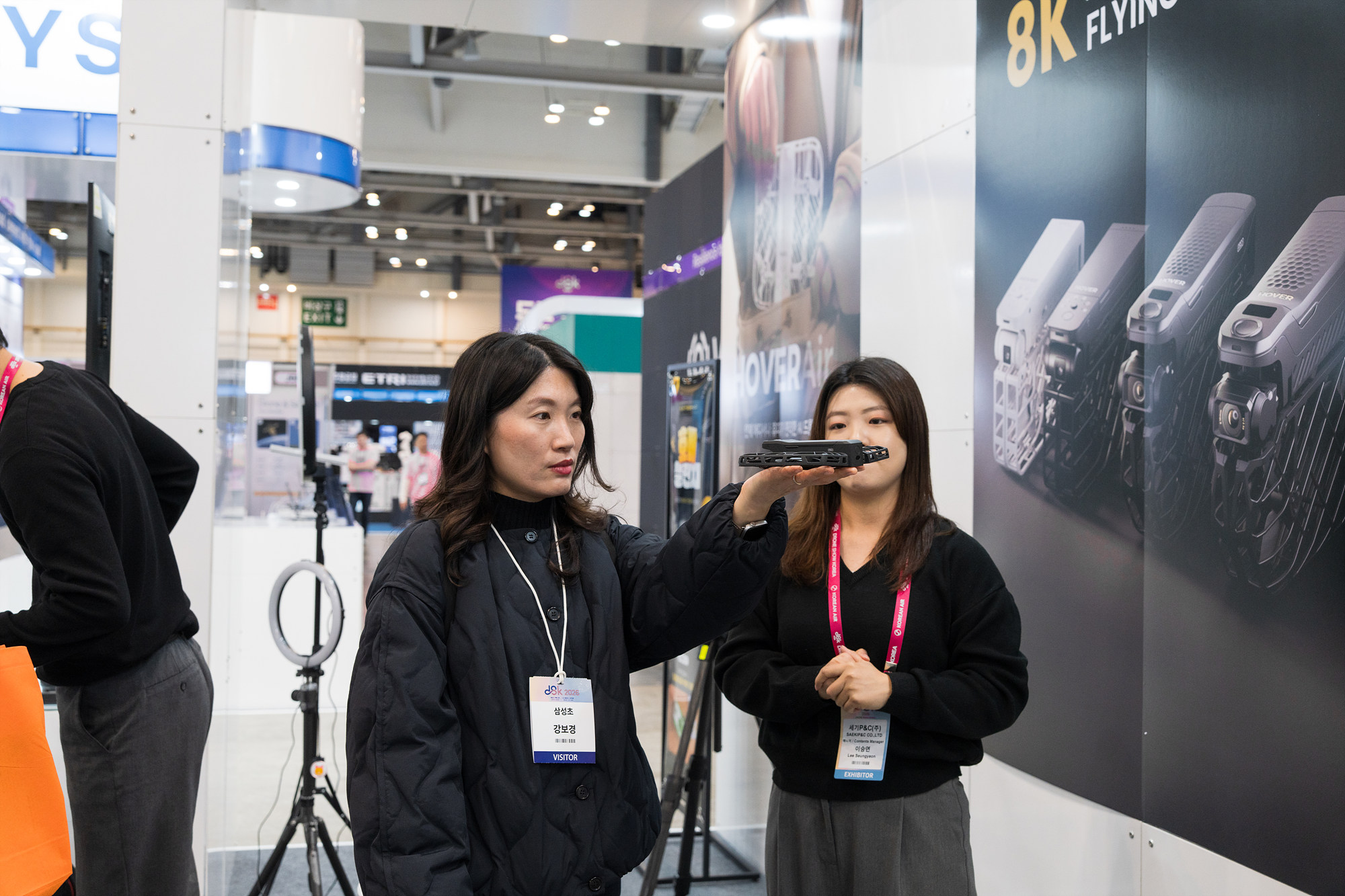 호버에어 HOVERAir 드론박람회 드론 체험중인 여성의 모습 쉬운 조작성