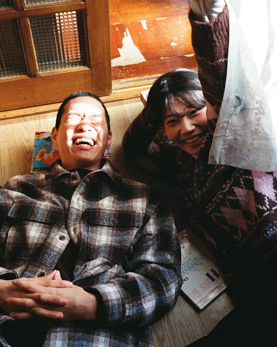 펜탁스17 PENTAX17로 촬영한 커플 스냅. 커플이 환하게 웃고 있다.