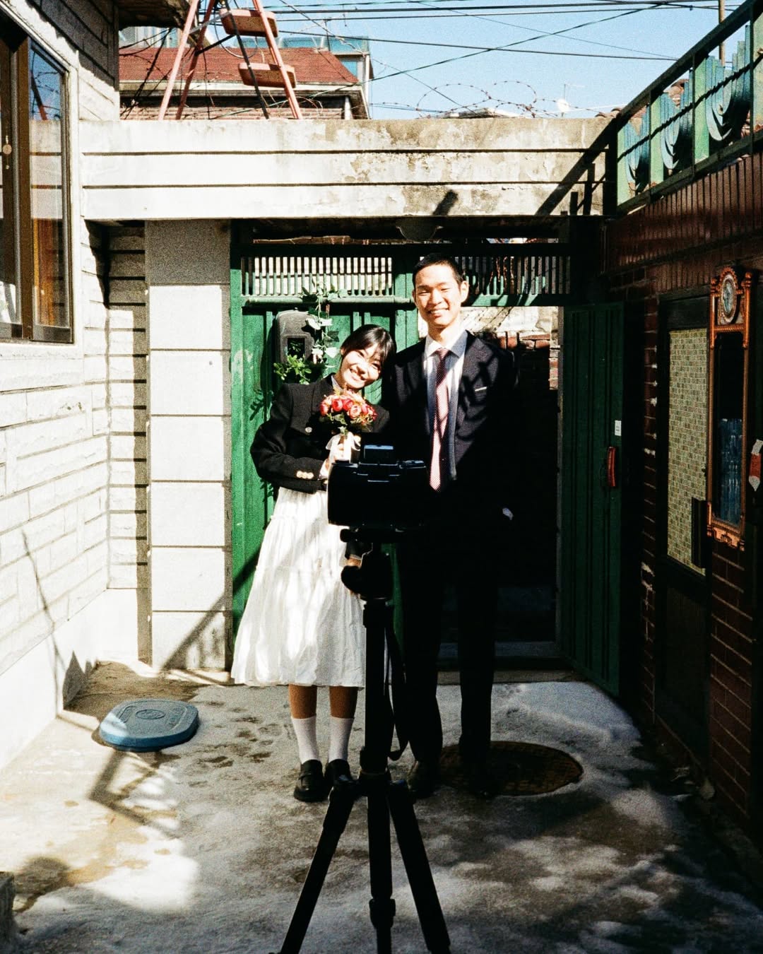 펜탁스17 PENTAX17로 촬영한 커플 스냅. 커플이 스냅 촬영을 위해 카메라 앞에 서서 미소를 짓고 있다.