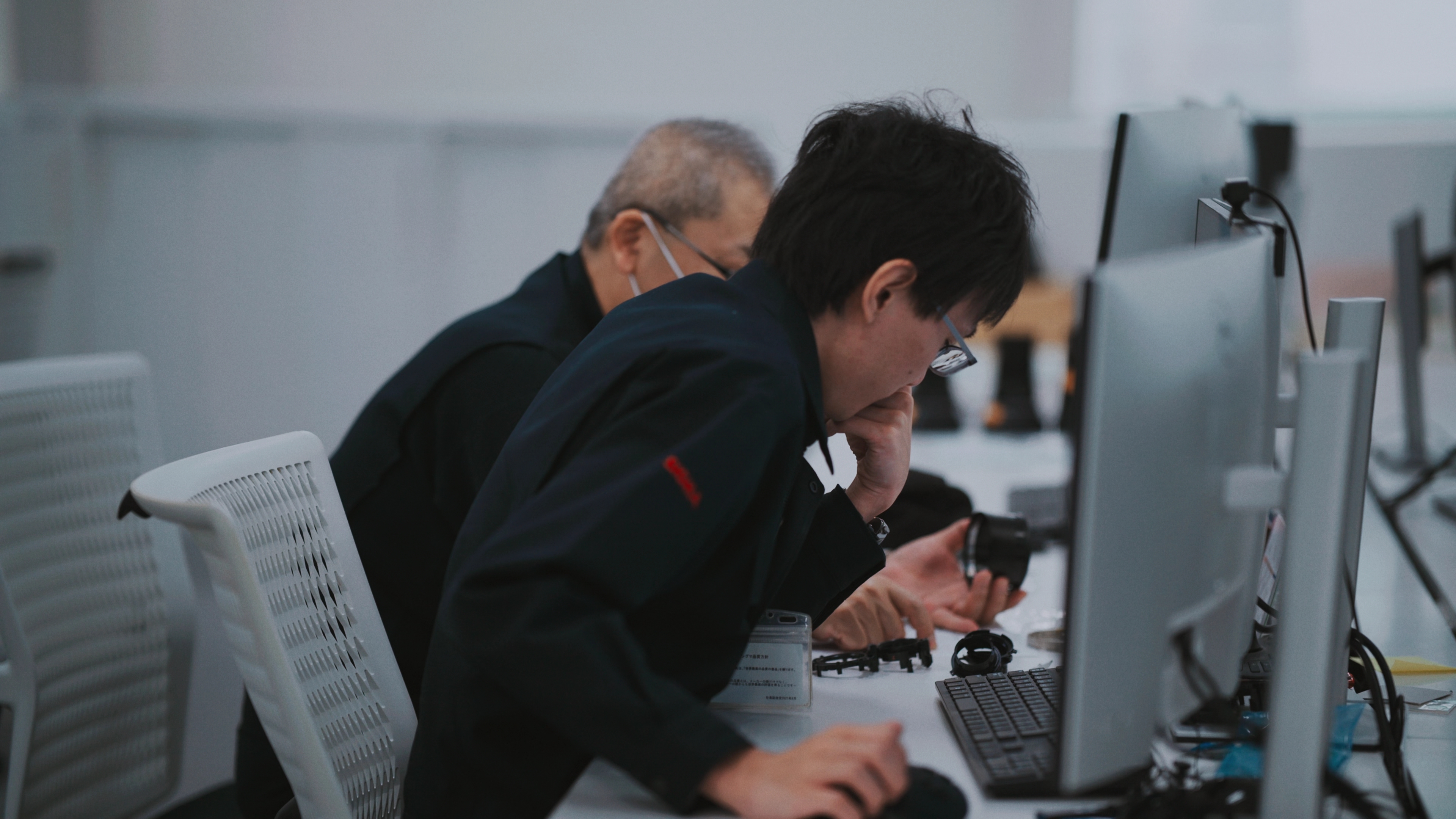 시그마 SIGMA 렌즈로 논의 중인 아이즈 AIZU 공장 직원들