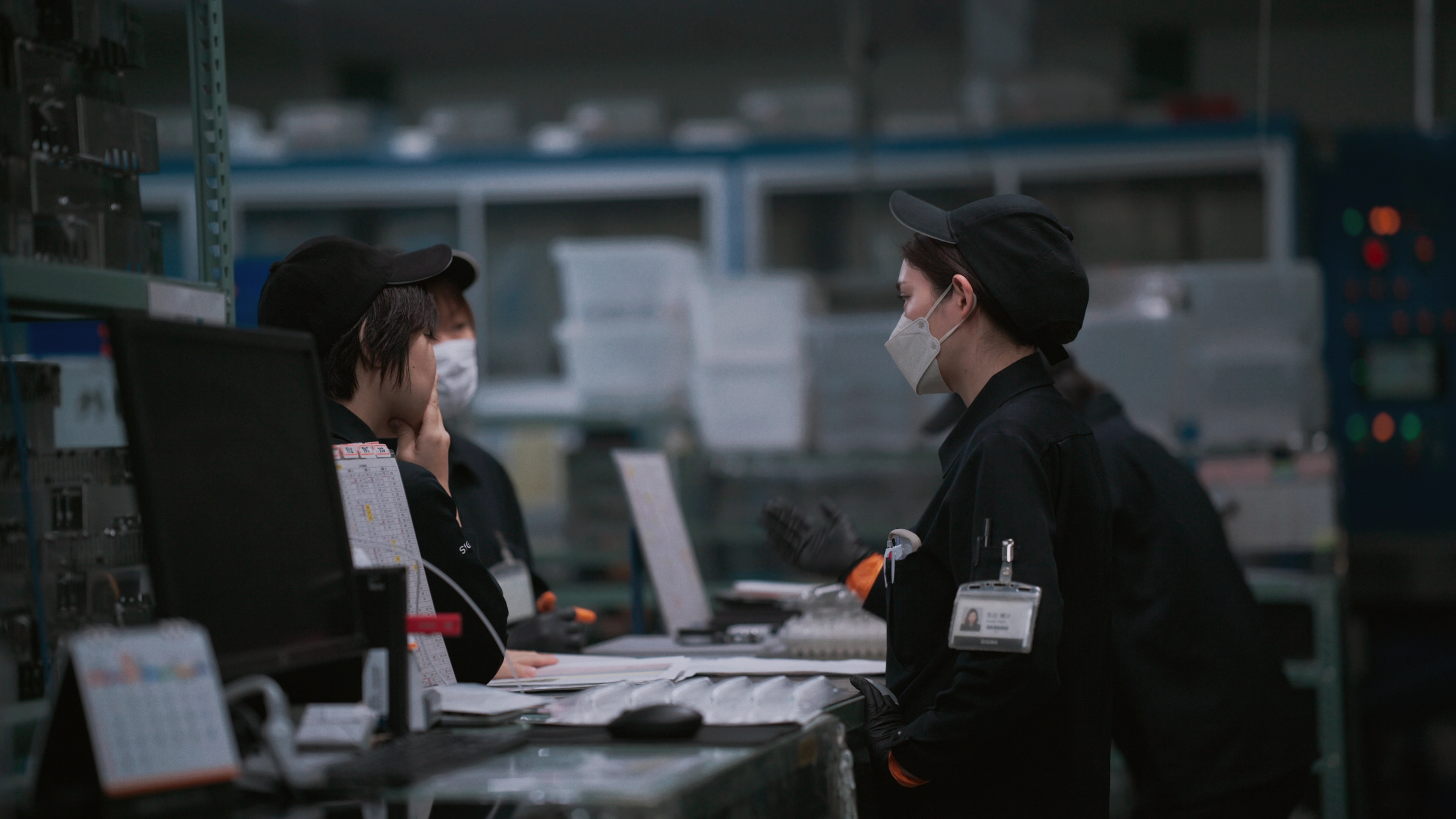 시그마 SIGMA 렌즈로 논의 중인 아이즈 AIZU 공장 직원들