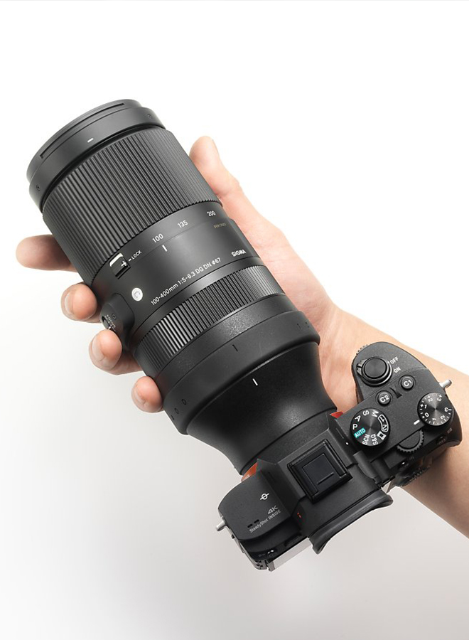 SIGMA ⓒ 100-400mm F5-6.3 DG DN OS를 손으로 들고있는 사진